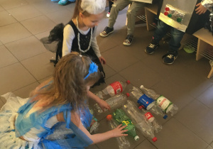 Dziewczynki odkręcają nakrętki z butelek